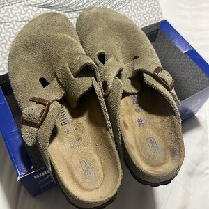 Very very good condition they just slide off my feet